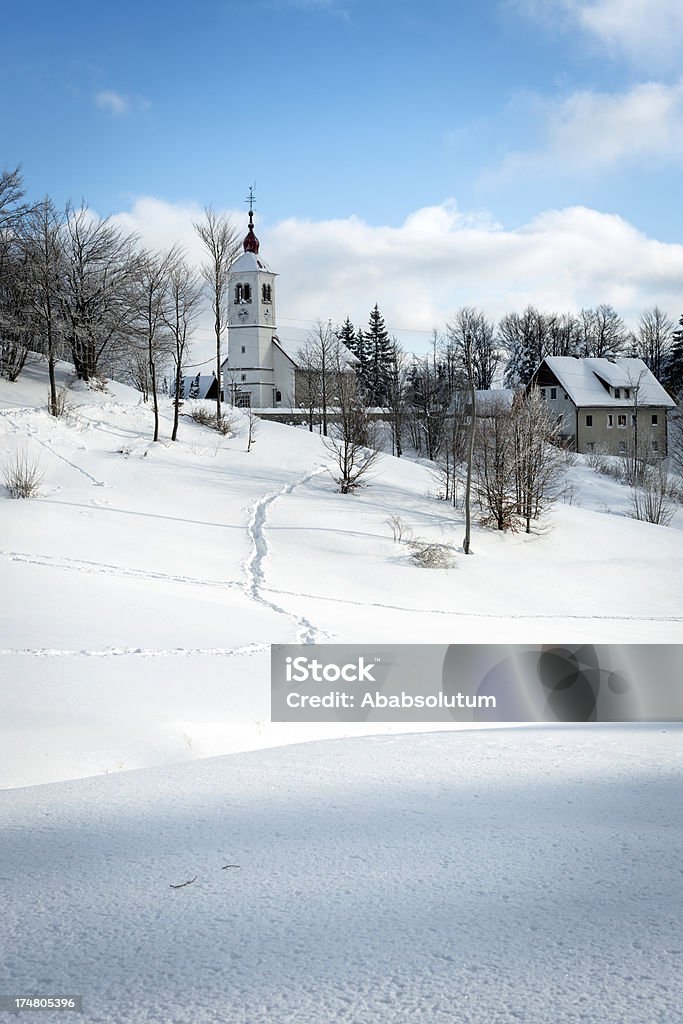 Igreja em Vojsko Village Eslovênia Europa - Foto de stock de Ajardinado royalty-free