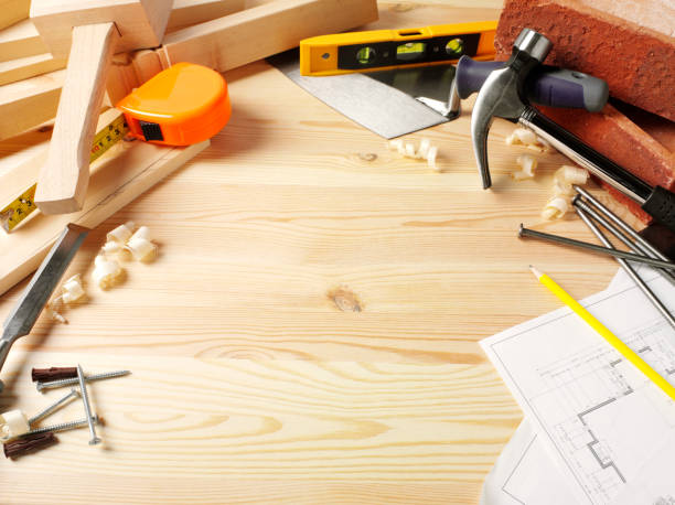 carpintería y herramientas de trabajo sobre un fondo de madera - work tool chisel wood mallet fotografías e imágenes de stock