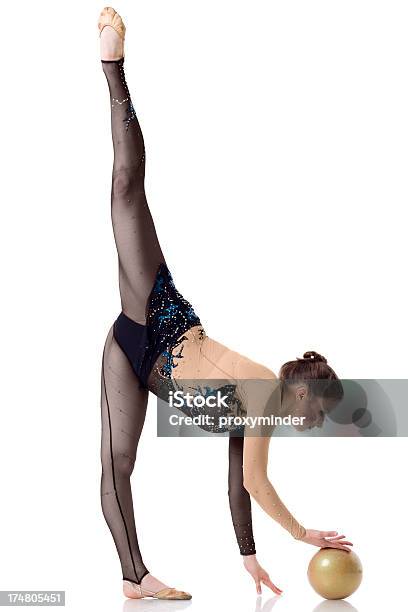 Gymnast Dziewczyna Jest W Podziale Na Białym Tle - zdjęcia stockowe i więcej obrazów Akrobata - Akrobata, Białe tło, Cała postać