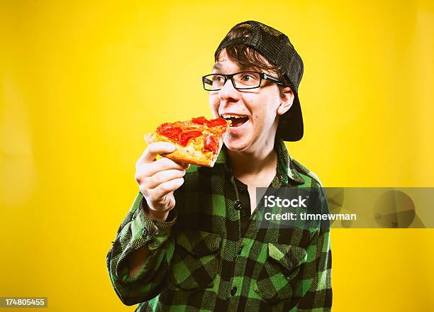 Rapaz Adolescente Comer Pizza - Fotografias de stock e mais imagens de Homens - Homens, Cool, Pizza