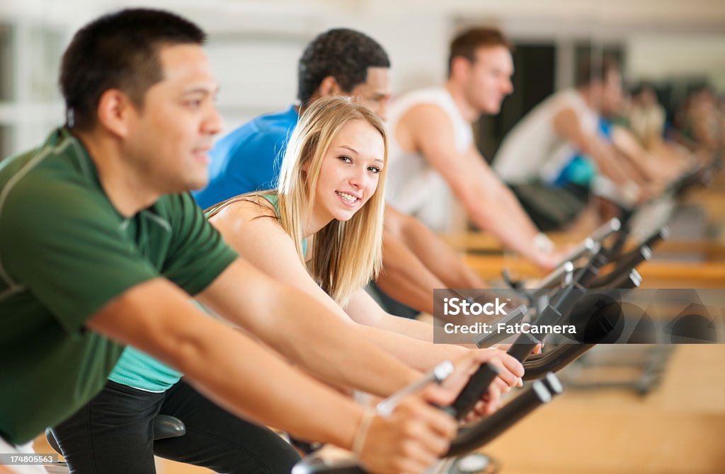 Clase de Spinning. - Foto de stock de 20 a 29 años libre de derechos