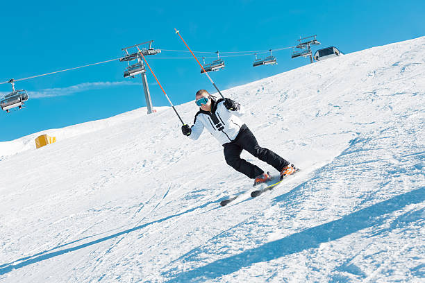 instruktor narciarski z ćwiczenia dla carvnig narciarski - winter friendship france italy zdjęcia i obrazy z banku zdjęć