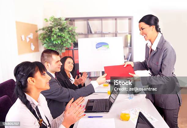 Foto de Contrato De Negócios e mais fotos de stock de Adulto - Adulto, Assistência, Autoconfiança