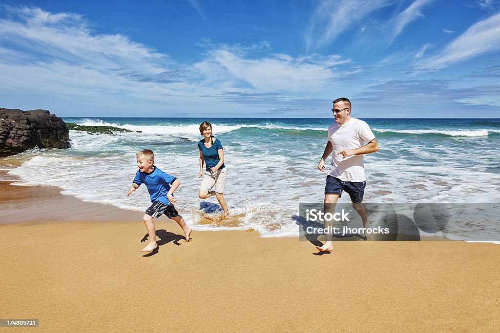 Família de Três brincando na praia - Foto de stock de Família royalty-free