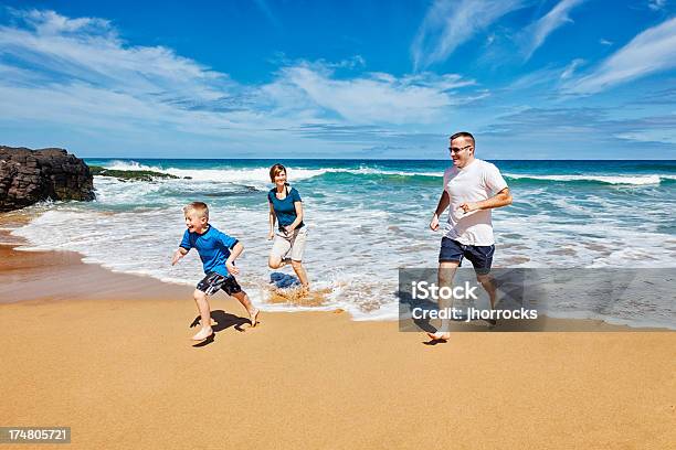 Foto de Família De Três Brincando Na Praia e mais fotos de stock de Família - Família, Correr, Exterior