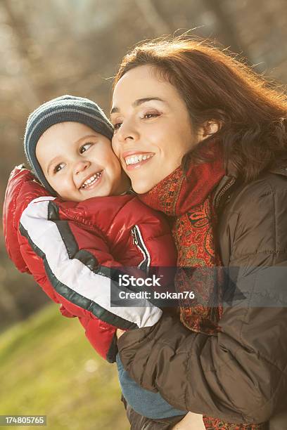 Foto de Mãe E Filho e mais fotos de stock de Abraçar - Abraçar, Adulto, Alegria