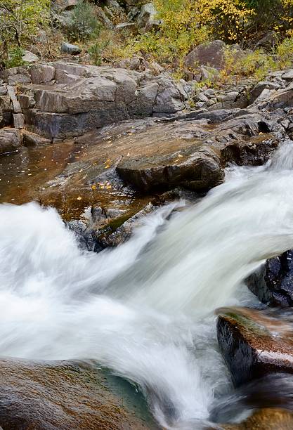 torrent de la montagne, saint vrain canyon, dans le colorado - st vrain photos et images de collection