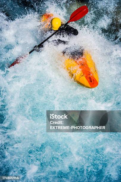 Extreme Kajakfahren Stockfoto und mehr Bilder von Wildwasser-Floßfahrt - Wildwasser-Floßfahrt, Wildwasser - Fluss, Kajakdisziplin