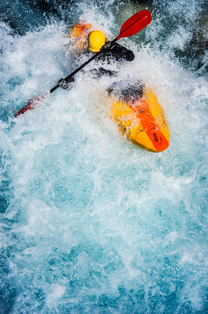 エクストリームカヤック - white water rafting rafting extreme sports adventure ストックフォトと画像