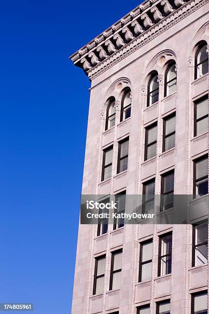 Apartamento O Edificio De Oficinas Foto de stock y más banco de imágenes de Aire libre - Aire libre, Alto - Descripción física, Arquitectura