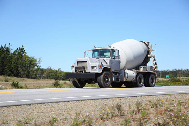 misturador de cimento - truck motion road cement truck imagens e fotografias de stock