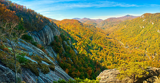 hickory dado gorge, chimney rock park, carolina del nord, stati uniti - blue ridge mountains autumn great smoky mountains tree foto e immagini stock