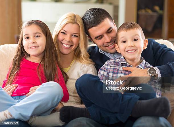 Família Feliz Na Livingroom - Fotografias de stock e mais imagens de Abraçar - Abraçar, Adulto, Amor