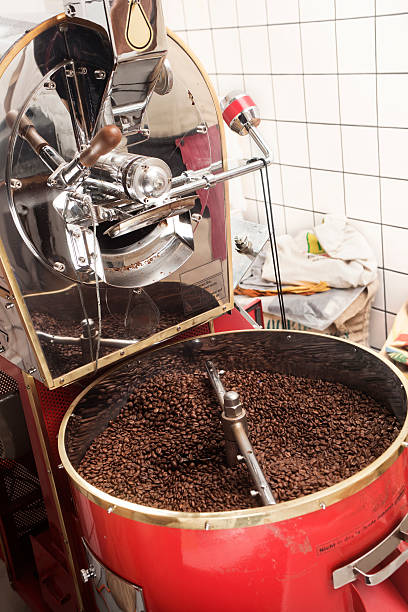 roasting аппарат для приготовления кофе - roasted machine bean mixing стоковые фото и изображения