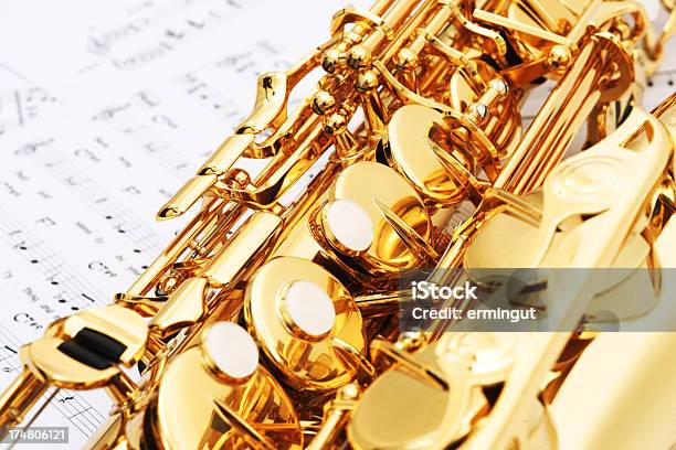 Altsaxophon Mit Musik Im Hintergrund Bettwäsche Stockfoto und mehr Bilder von Altertümlich - Altertümlich, Altsaxophon, Beebop