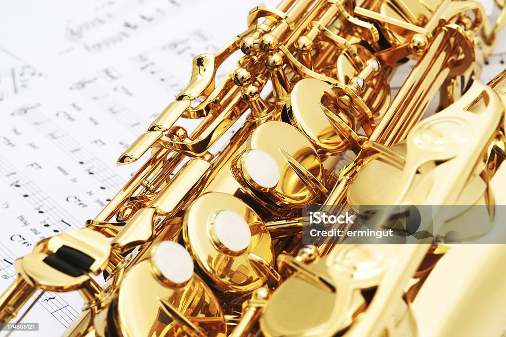 saxophone Alto avec des draps de la musique en arrière-plan - Photo de Beebop libre de droits