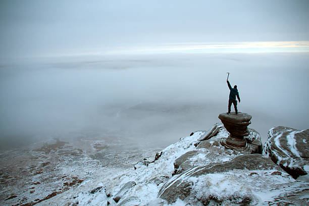 mountaineer posieren bei sonnenaufgang auf kinder scout, peak district - sunrise tranquil scene blue plateau stock-fotos und bilder