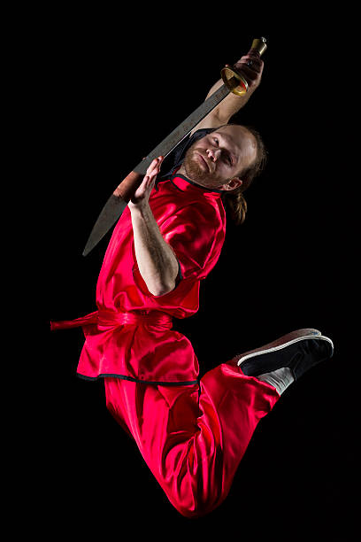 shaolin movimientos de kung fu posición con la lucha de espada dao en aire - dao sword skill action one person fotografías e imágenes de stock