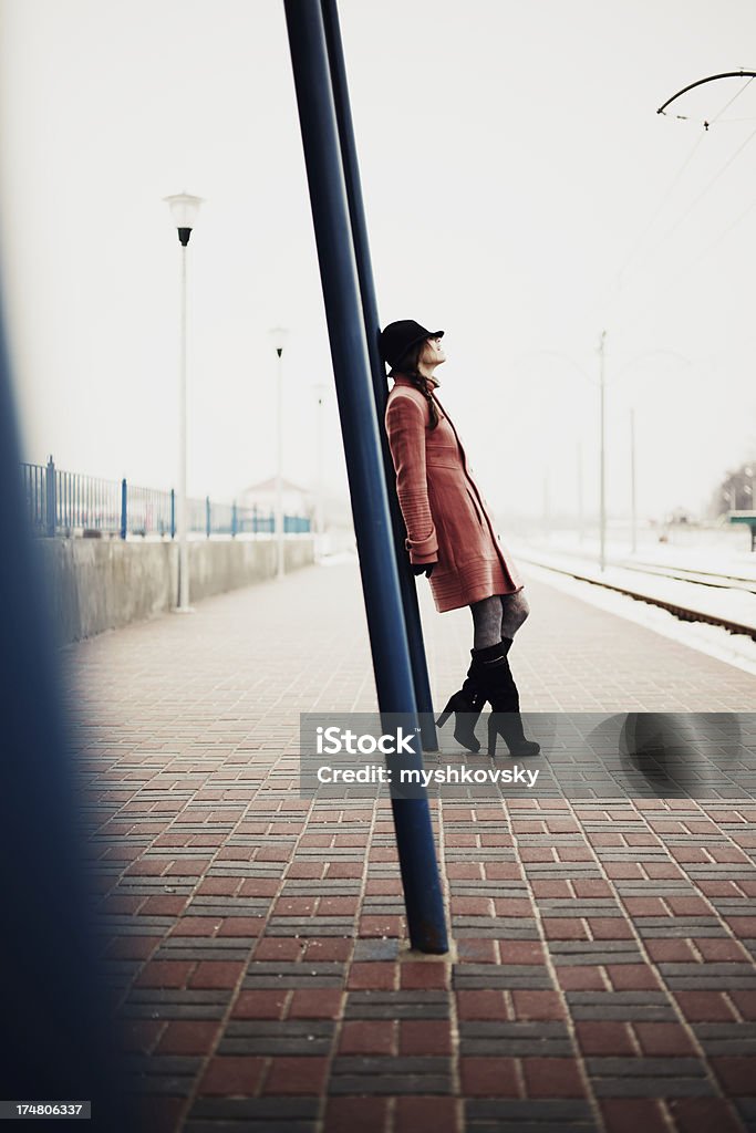 Mulher à espera de trem. - Foto de stock de 20-24 Anos royalty-free