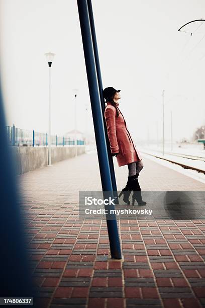 Foto de Mulher À Espera De Trem e mais fotos de stock de 20-24 Anos - 20-24 Anos, Adulto, Azul