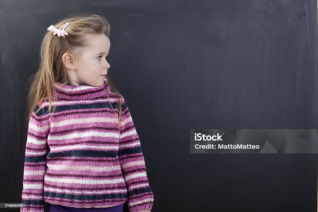 Linda chica frente de un chalkboard - Foto de stock de Niñas libre de derechos