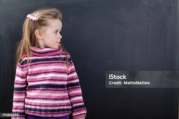 Linda Chica Frente De Un Chalkboard Foto de stock y más banco de imágenes de Niñas - Niñas, Niño, Aprender