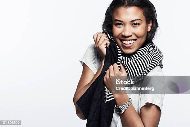 Foto de Retrato De Mulher Jovem Sorridente Echarpe e mais fotos de stock de 20-24 Anos - 20-24 Anos, Aconchegante, Adulto