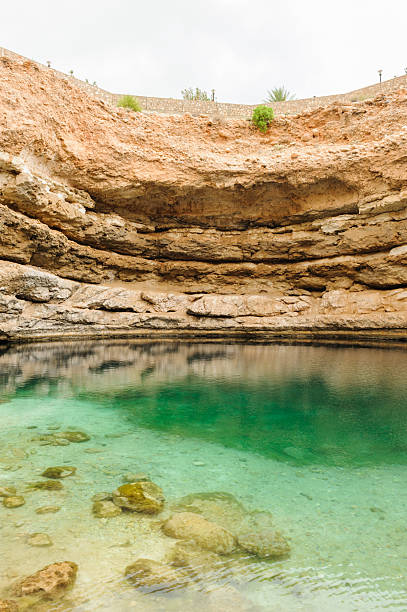 유명한 피트케언 싱크홀 - natural phenomenon hawiyat najm park cliff cave 뉴스 사진 이미지