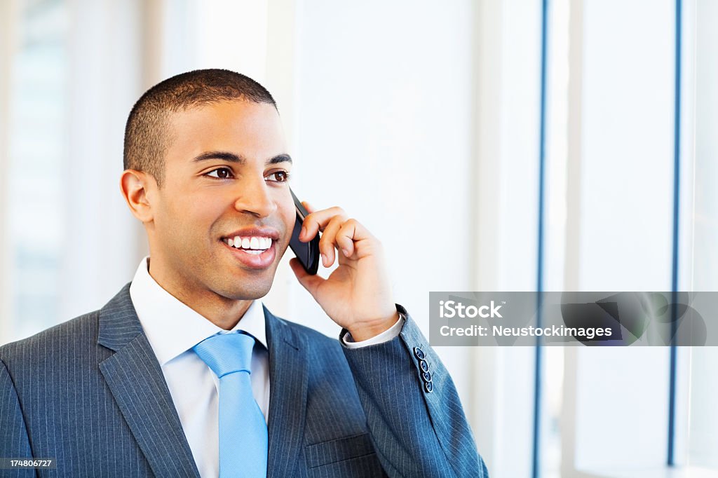 Biznesmen na telefon rozmowy - Zbiór zdjęć royalty-free (20-29 lat)