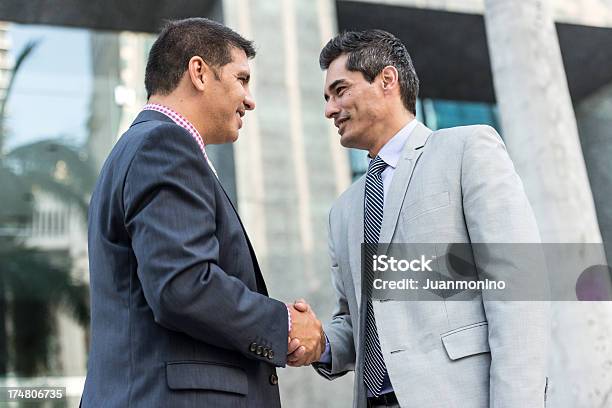 Foto de Apertando As Mãos e mais fotos de stock de Dar as Mãos - Dar as Mãos, Acordo, Negócios