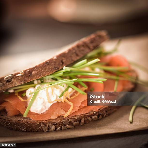 Salmão Fumado Sanduíche - Fotografias de stock e mais imagens de Alimentação Saudável - Alimentação Saudável, Captura de Peixe, Cebolinho