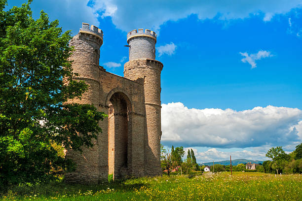 dunstall castle, croome park, pershore, worcestershire, großbritannien - castle famous place low angle view england stock-fotos und bilder