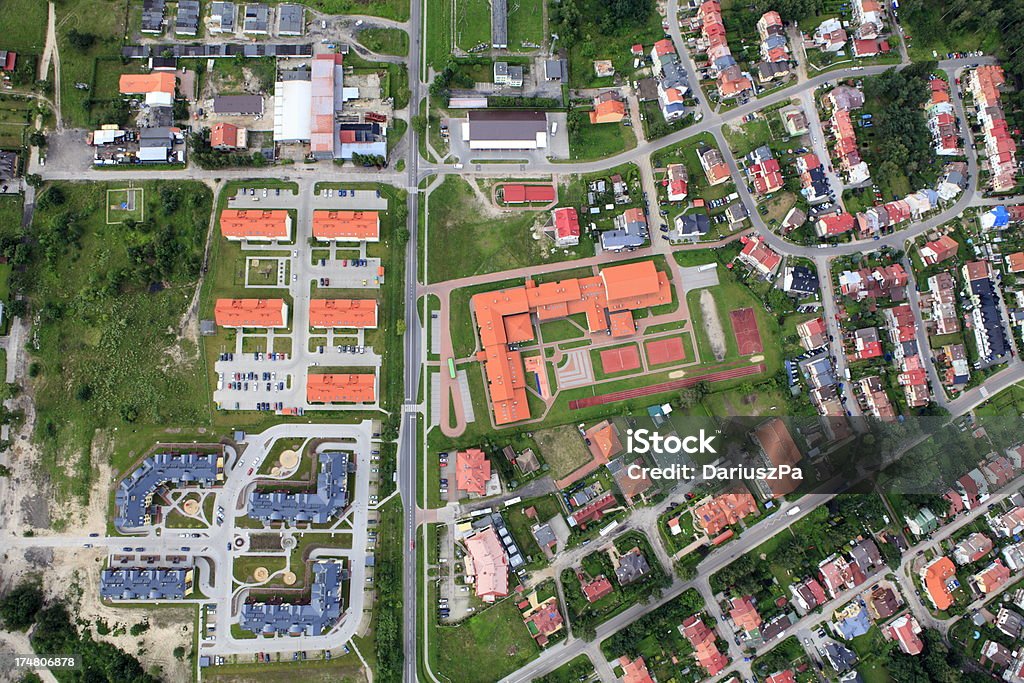 Vista aérea de suburbanos Desenvolvimento Residencial - Royalty-free Edifício escolar Foto de stock