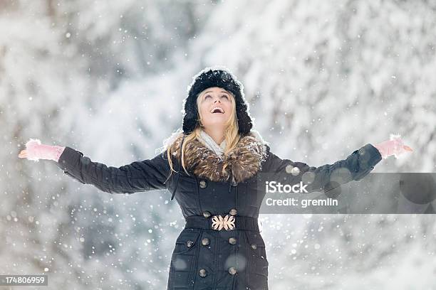 Foto de Mulher Jovem Ao Ar Livre Em Um Inverno Snowing Dia e mais fotos de stock de Adulto - Adulto, Exterior, Floco de Neve