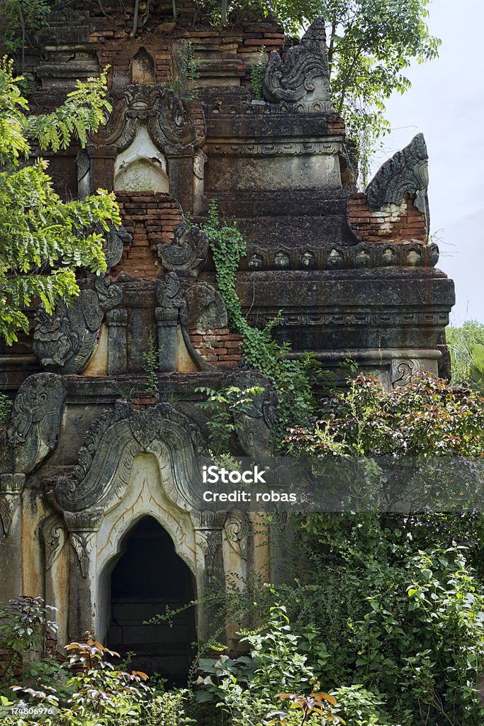 Cortado en trozos de vegetación y pagoda en Ma Au, Myanmar - Foto de stock de Aire libre libre de derechos