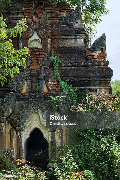 Photo libre de droit de Envahi Par La Végétation Et La Pagode Craquelé Dans Le Massachusetts Au Myanmar banque d'images et plus d'images libres de droit de Antique