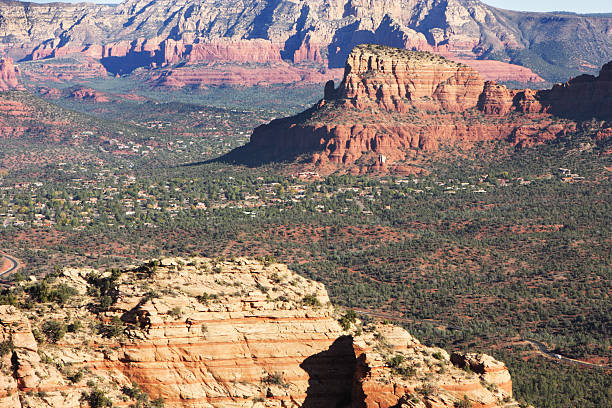 sedona arizona paisagem panorama - red rocks rock canyon escarpment imagens e fotografias de stock