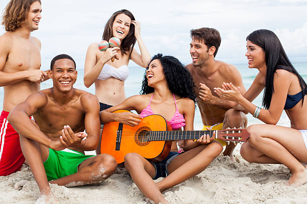 多民族友人がビーチでお楽しみください。 - multi ethnic group beach women maraca ストックフォトと画像