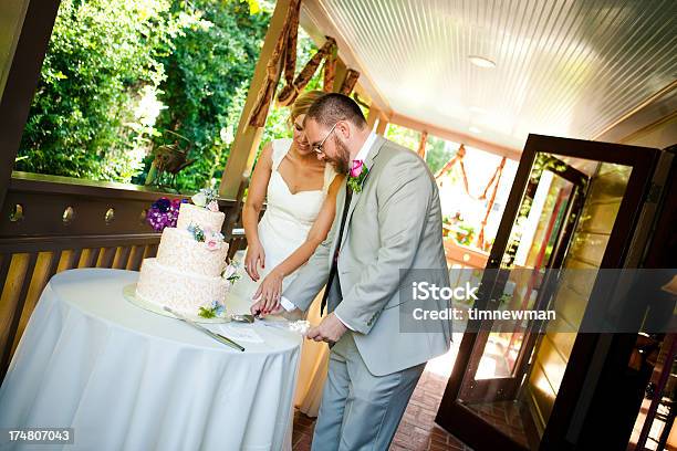 幸せな夏の新郎新婦様のウェディングケーキのポートレートカティング - 20-24歳のストックフォトや画像を多数ご用意 - 20-24歳, 20代, 2人