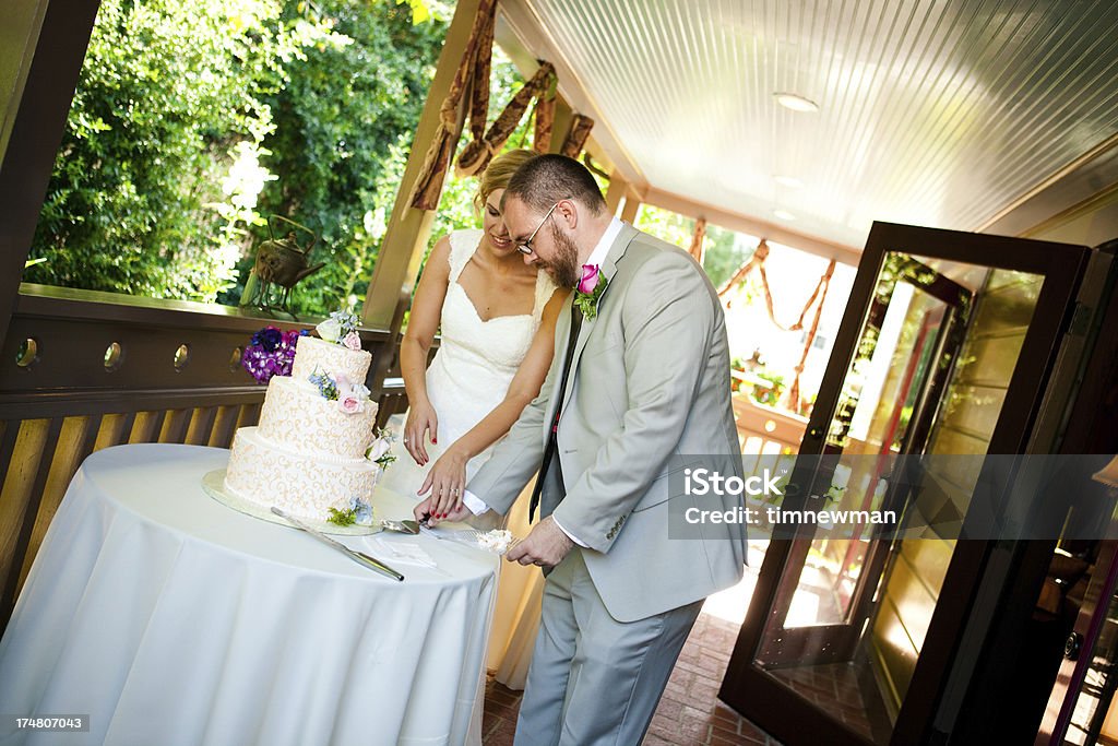 Feliz verão noivos Cortando o bolo de casamento, retrato - Foto de stock de 20 Anos royalty-free