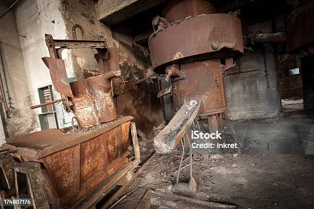 Foto de Antigo Edifício Industrial e mais fotos de stock de Abandonado - Abandonado, Anti-higiênico, Antigo