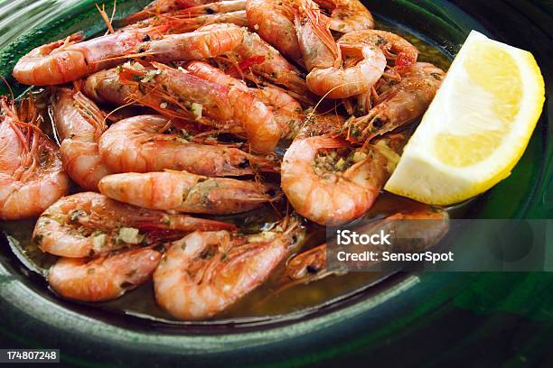 Los Camarones Frescos A La Parrilla Foto de stock y más banco de imágenes de Alimento - Alimento, Alimentos cocinados, Amarillo - Color