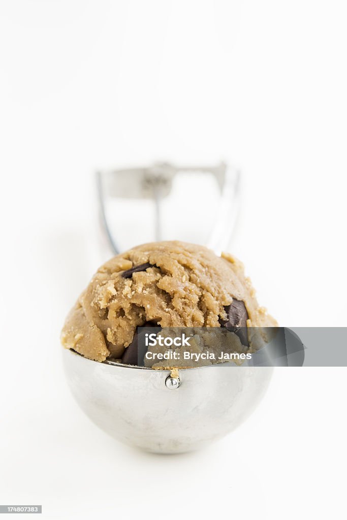 Biscotto con gocce di cioccolato Impasto su un Cucchiaio dosatore - Foto stock royalty-free di Biscotto con gocce di cioccolato