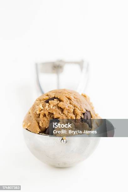 Biscotto Con Gocce Di Cioccolato Impasto Su Un Cucchiaio Dosatore - Fotografie stock e altre immagini di Biscotto con gocce di cioccolato