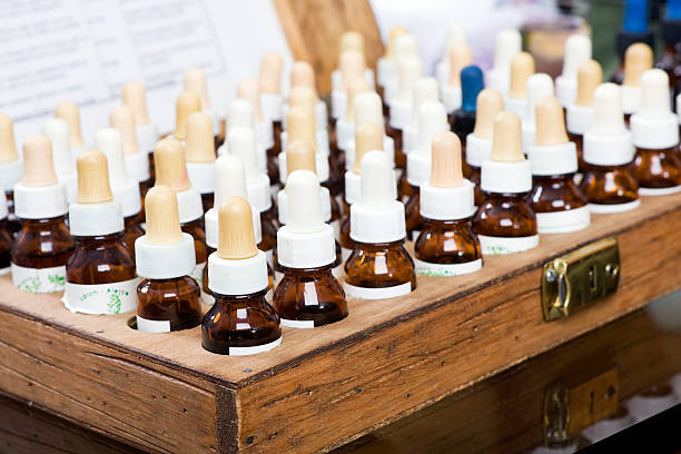 des extraits de médecine alternative - huile essentielles stokage photos et images de collection
