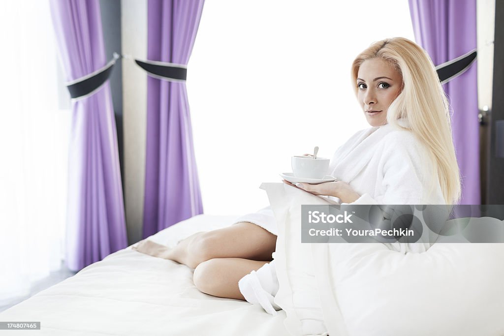 Mujer con taza - Foto de stock de Acostado libre de derechos