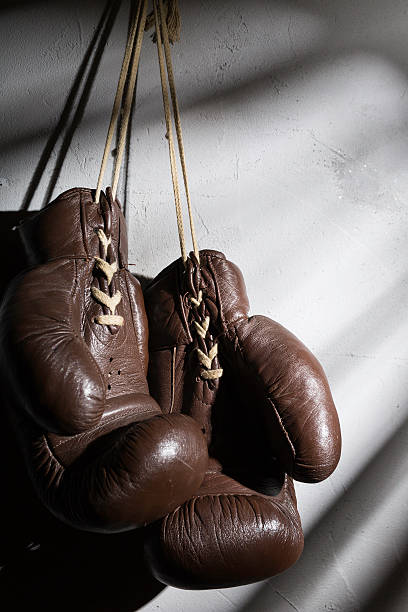 guanti da boxe - conflict boxing glove classic sport foto e immagini stock