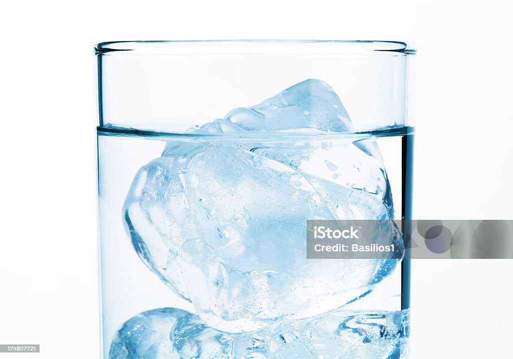 Vaso de agua con hielo - Foto de stock de Agua libre de derechos