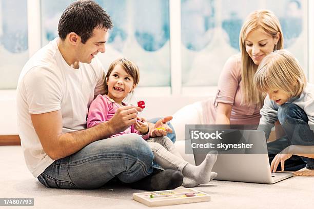 Glückliche Familie Verschweißung Wie Zu Hause Fühlen Stockfoto und mehr Bilder von Alphabet