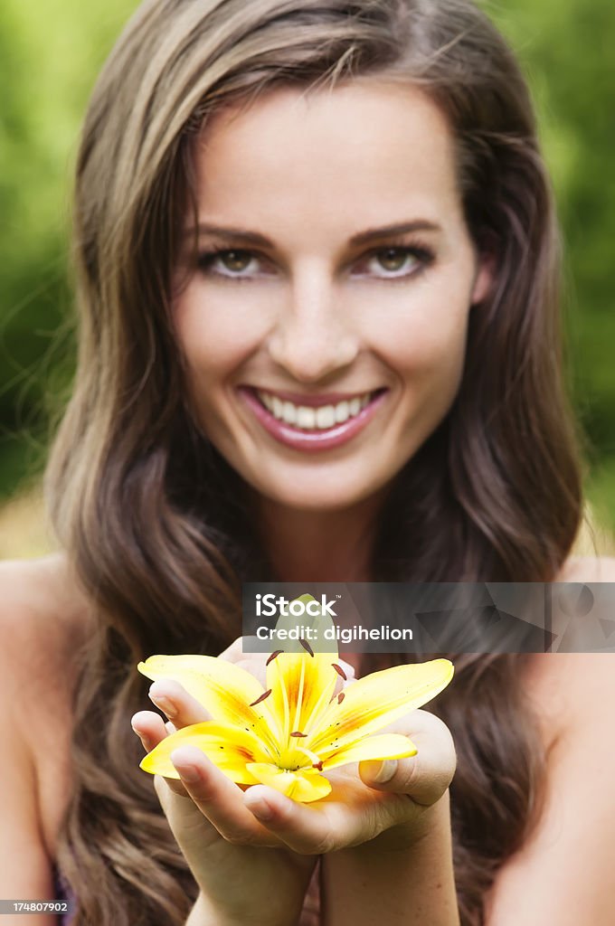 Красивая женщина с lilly на луг цветок наслаждаясь - Стоковые фото Беззаботный роялти-фри
